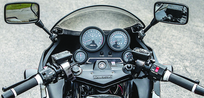 1985-kawasaki-gpz900r-console